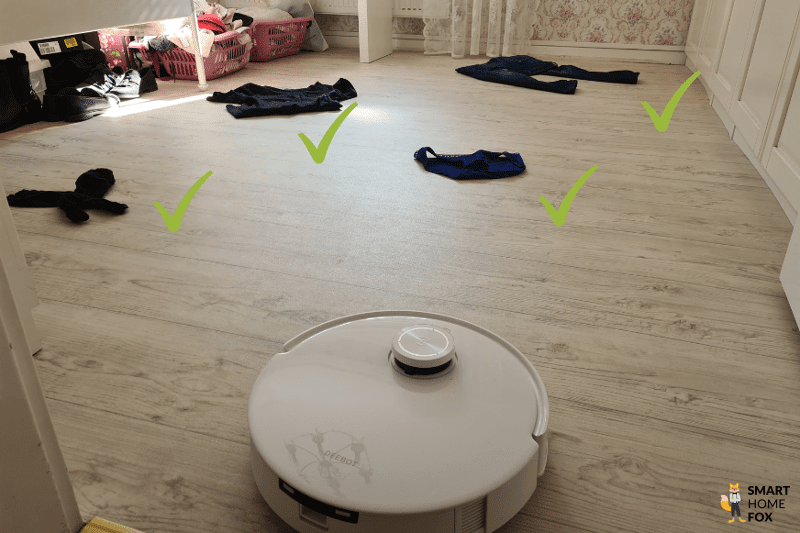 Ecovacs Deebot T10 beim Objekterkennungstest von flachen Objekten.